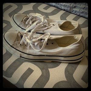 Womens size 11 low top converse